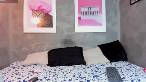 Mia online show from November 27, 2025, 8:33 pm