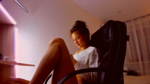 Mia online show from March 26, 2026, 7:08 pm