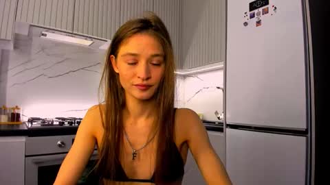 Mia online show from April 4, 2026, 7:55 pm