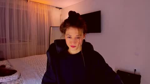 Mia online show from April 9, 2026, 7:19 pm