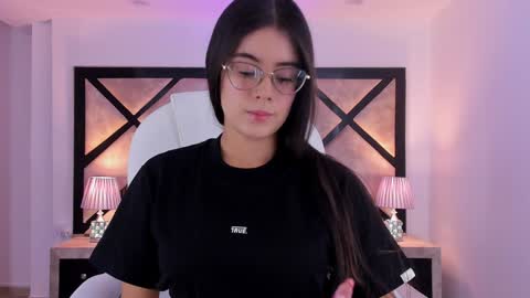 Snapshot of miasilverr chatting on December 17, 2024, 7:04 pm Mia online show from December 17, 2024, 7:04 pm