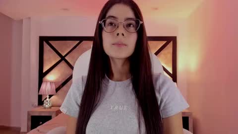 Snapshot of miasilverr chatting on February 14, 2025, 10:58 pm Mia online show from February 14, 2025, 10:58 pm