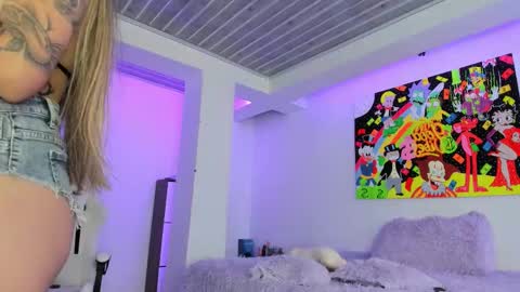 Mia Villalobos online show from November 17, 2025, 10:04 pm