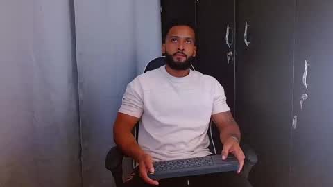 Snapshot of michael_maximo chatting on February 8, 2026, 3:21 am maximo online show from February 8, 2026, 3:21 am