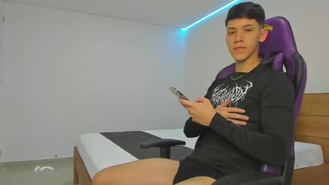 Snapshot of michael_twink18 chatting on March 1, 2025, 2:59 am Michael online show from March 1, 2025, 2:59 am