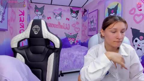 michell__petit_ online show from November 9, 2025, 12:14 pm