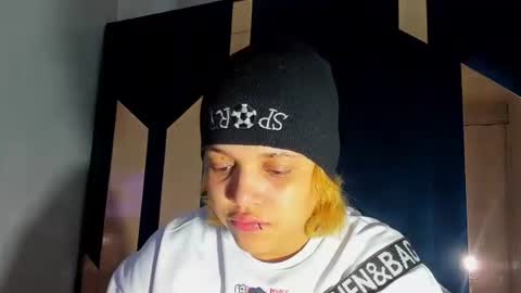 michell_rs online show from September 29, 2025, 3:22 am