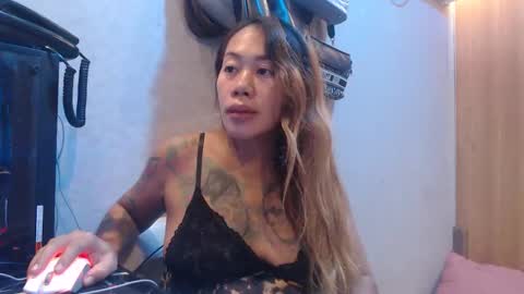 Snapshot of michelle_ux chatting on October 4, 2025, 5:38 am michelle_ux online show from October 4, 2025, 5:38 am