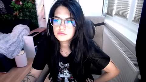 michellerossee online show from November 25, 2025, 8:14 am