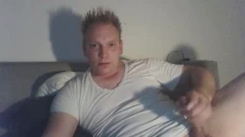 mickkxl online show from November 17, 2025, 12:22 pm