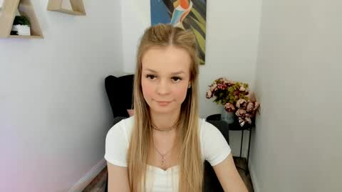 midnighteaura online show from May 19, 2026, 12:11 pm