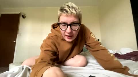 midnightmochi2 online show from May 9, 2026, 4:23 pm