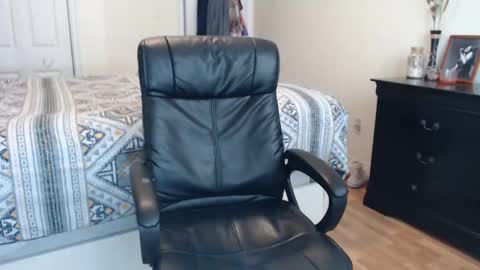 Snapshot of midsummernightsdream chatting on March 4, 2025, 4:41 pm MidsummerNightsDream online show from March 4, 2025, 4:41 pm