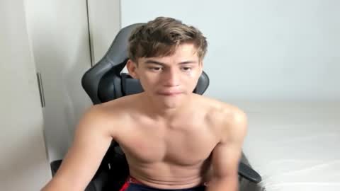 Snapshot of miguel_hz chatting on October 1, 2025, 3:40 pm Miguel Hernandez online show from October 1, 2025, 3:40 pm