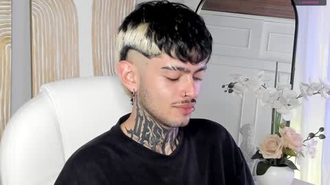 Snapshot of mihailleroy chatting on December 19, 2024, 9:17 pm MIHAIL LEROY finally independent model online show from December 19, 2024, 9:17 pm