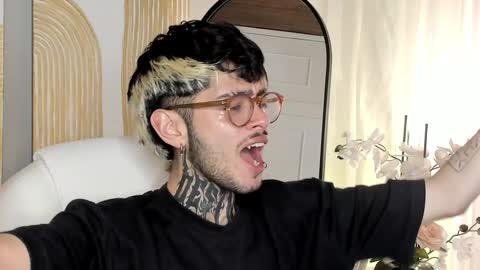 Snapshot of mihailleroy chatting on January 9, 2025, 1:50 am MIHAIL LEROY finally independent model online show from January 9, 2025, 1:50 am