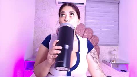 Mia  online show from November 16, 2025, 12:00 pm