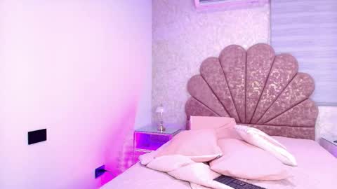 Mia  online show from November 26, 2025, 11:55 am