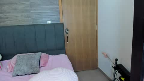 Mia online show from May 15, 2026, 7:48 am