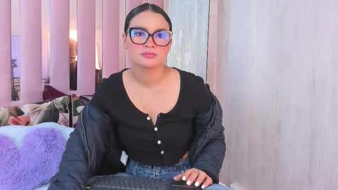 Mia  online show from October 16, 2025, 10:27 am