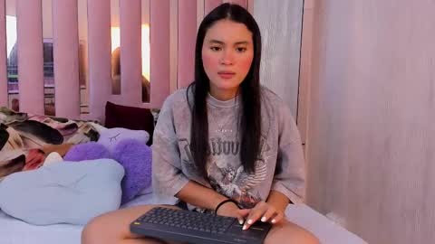 Mia  online show from November 3, 2025, 2:18 pm