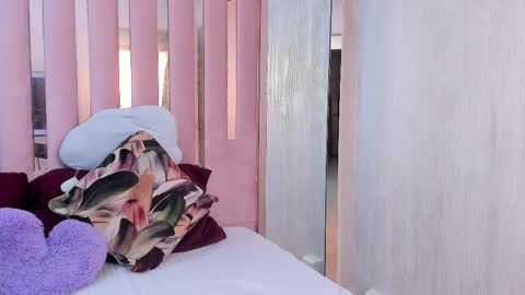 Mia  online show from November 6, 2025, 10:49 am