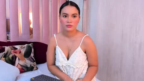 Mia  online show from November 11, 2025, 10:59 am