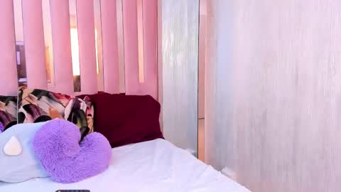 Mia  online show from November 12, 2025, 12:05 pm