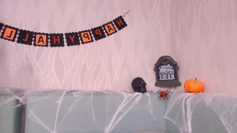 miia scoott  online show from October 25, 2025, 11:51 am