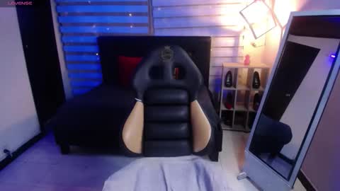 miiaa_evans1 online show from October 18, 2025, 8:09 pm