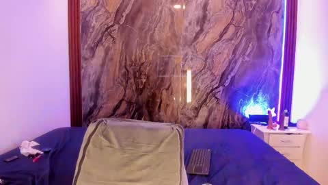 Mia collins online show from October 31, 2025, 4:19 pm