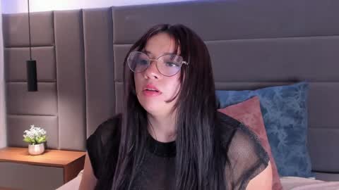 Mia online show from May 28, 2026, 7:44 pm