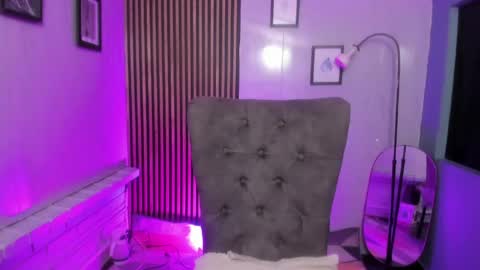 miilu  online show from May 19, 2026, 3:24 am