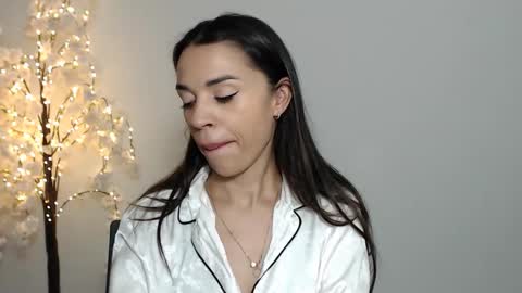 Snapshot of mika_gold7 chatting on October 1, 2025, 9:59 am Mika online show from October 1, 2025, 9:59 am