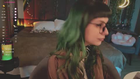 mika_moon_ online show from March 7, 2025, 4:22 pm