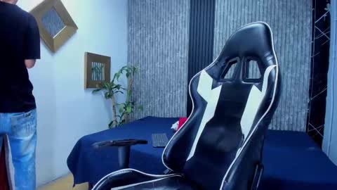 Mike 0233 online show from November 12, 2025, 4:13 am