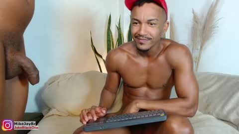 Snapshot of mikejaybr chatting on December 4, 2024, 4:43 am Mike Jay online show from December 4, 2024, 4:43 am