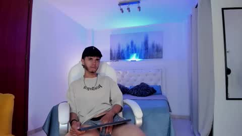 Snapshot of mikhellennox chatting on January 7, 2026, 11:18 pm Mikhel online show from January 7, 2026, 11:18 pm