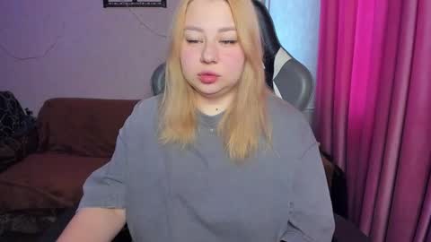 Snapshot of mila_foxxxy chatting on November 12, 2025, 8:59 am Mila shy sensual person online show from November 12, 2025, 8:59 am