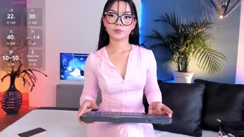 Snapshot of mila_shay chatting on October 9, 2025, 11:19 am Mila online show from October 9, 2025, 11:19 am