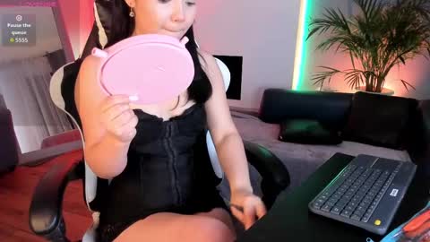 Snapshot of mila_shay chatting on November 11, 2025, 11:21 am Mila online show from November 11, 2025, 11:21 am