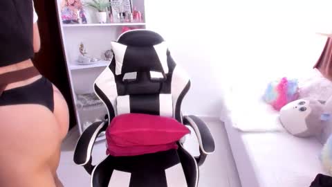 Mila online show from October 30, 2025, 8:09 pm