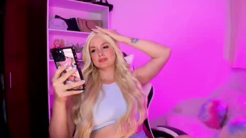 Mila online show from November 5, 2025, 2:44 am