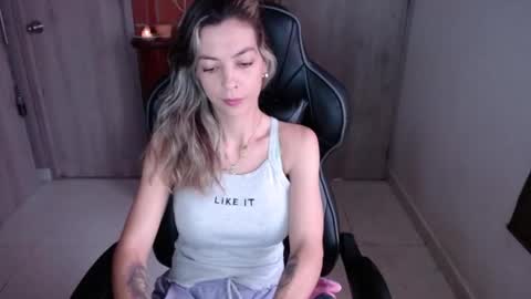 Snapshot of milacoxx8819 chatting on February 4, 2025, 12:33 pm milacoxx8819 online show from February 4, 2025, 12:33 pm