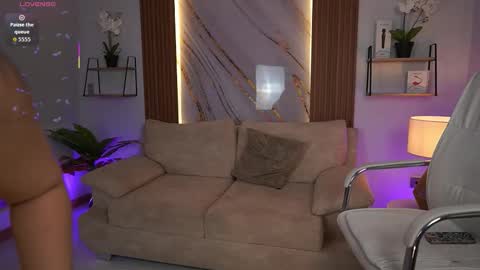 milacrave online show from November 27, 2025, 11:34 am