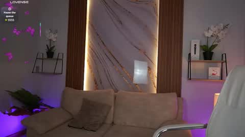 milacrave online show from November 28, 2025, 11:46 am