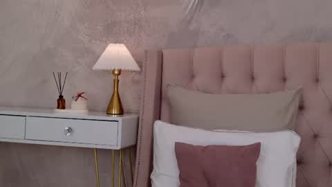 milaleoneli online show from July 13, 2026, 3:59 pm