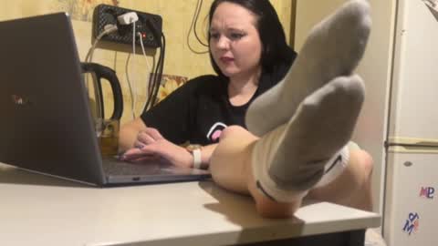 milamisss online show from April 15, 2026, 7:58 pm