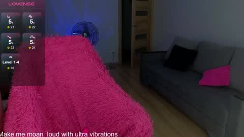 Snapshot of milanafox_ chatting on December 7, 2024, 1:03 am Lana online show from December 7, 2024, 1:03 am