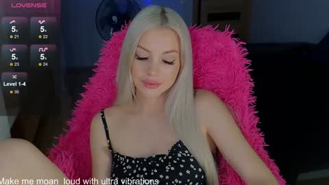 Snapshot of milanafox_ chatting on December 17, 2024, 12:12 am Lana online show from December 17, 2024, 12:12 am